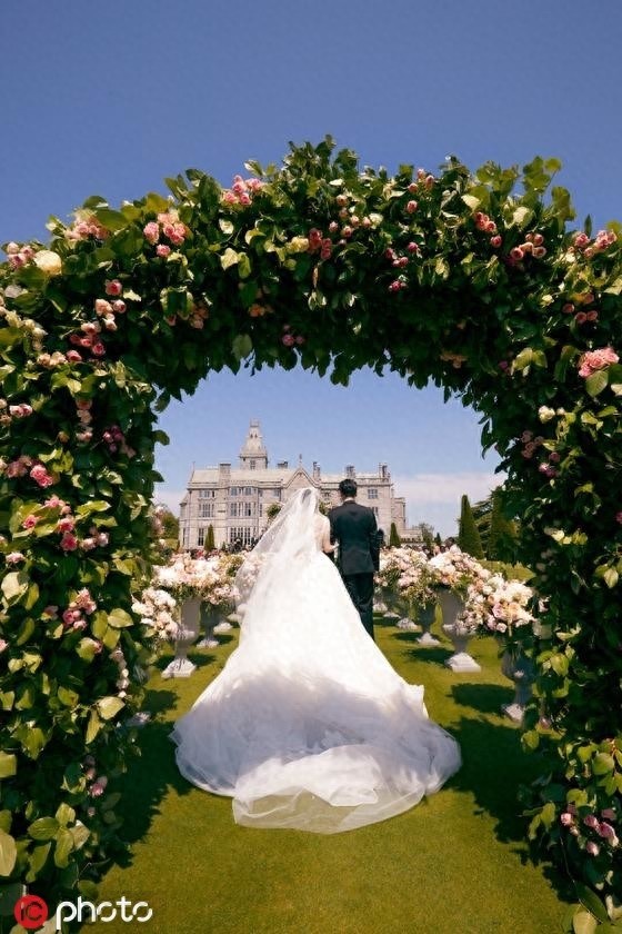 张若昀唐艺昕婚礼现场！白马王子与公主的梦幻爱情，互换戒指双人舞超高甜