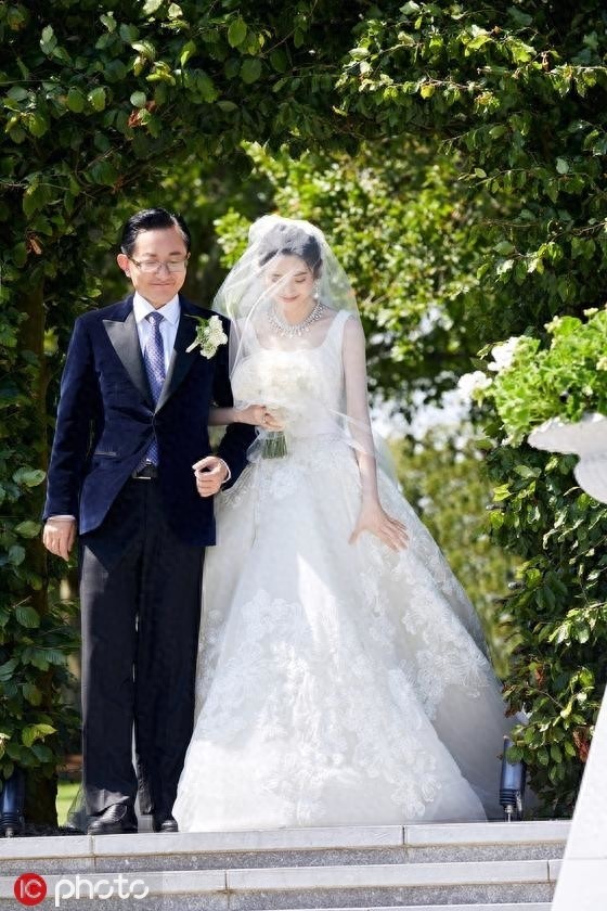 张若昀唐艺昕婚礼现场！白马王子与公主的梦幻爱情，互换戒指双人舞超高甜