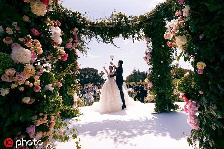 张若昀唐艺昕婚礼现场！白马王子与公主的梦幻爱情，互换戒指双人舞超高甜