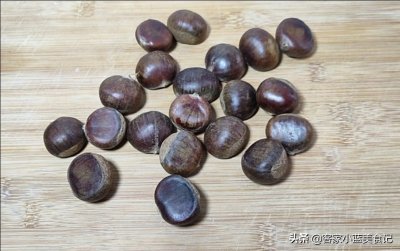 ​生板栗快速剥壳有窍门，2秒剥一个，完整不伤手，存放一年也不坏