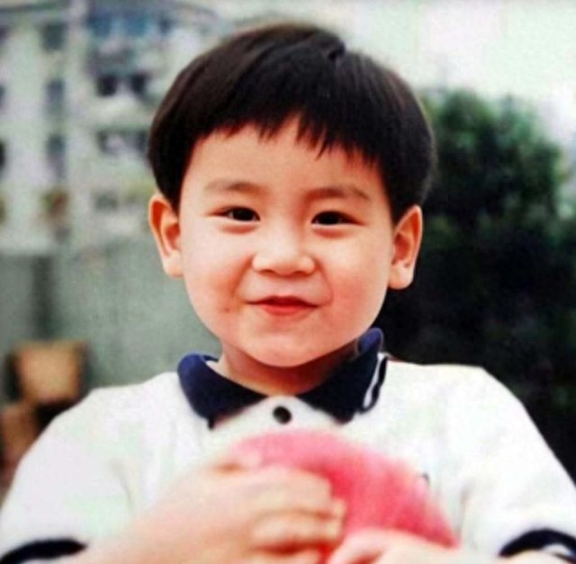 彭于晏童年私房照大曝光，小时竟然是个小胖墩，减肥毅力非同凡响