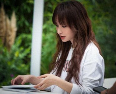 ​吴昕终于留起了大波浪！“鹰钩鼻”美到犯规，这才是36岁的样子