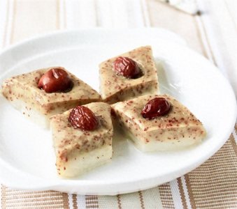 ​过年年糕不用买，自己在家几步就能做出来，面和枣两层，软糯香甜