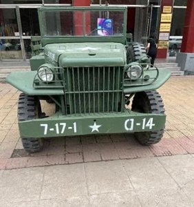 ​美制道奇T214军用越野车俗称中吉普，是大卡车与小吉普之间过渡车