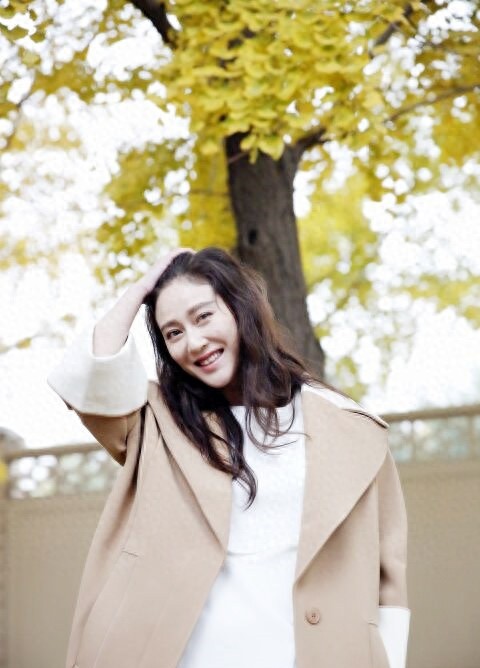 长相古典、气质干净的赵柯，唯美的清新气息令人眼前一亮