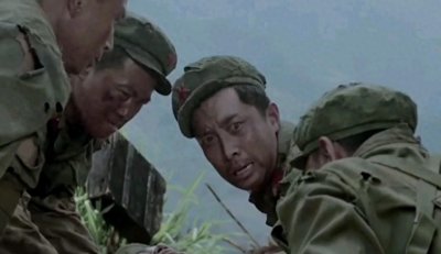 ​对越反击战，一副连长牺牲，首长们闻讯赶来，战士才知道他的身份