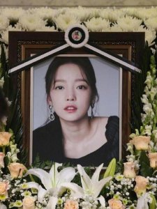 ​荷拉家中自杀身亡，曾被前男友不雅视频威胁，偷拍到底有多猖獗？